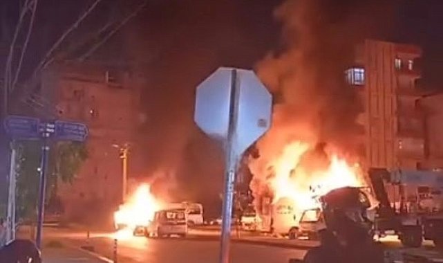 Tartıştığı kız arkadaşı ile annesinin araçlarını kundakladı; olay anı kamerada