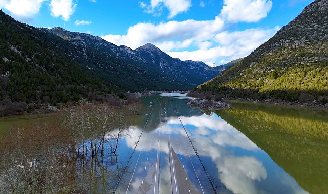 Yağmur suyu ile dolan Antalya- Konya yolu, ulaşıma kapandı
