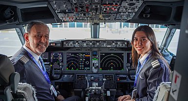 42 yıllık pilot son uçuşunda kokpiti, ilk seferine çıkan kızıyla paylaştı