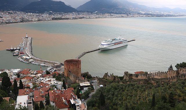 Alanya'ya yılın ilk kruvaziyeri demirledi