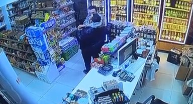 Alkollü iş yeri sahibinin tartıştığı müşteriyi öldürdüğü anlar kamerada