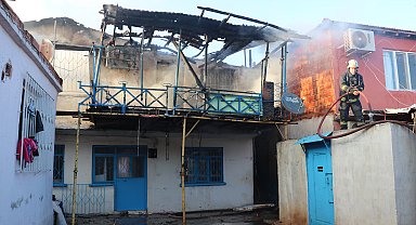 Antalya'da 2 katlı ev sobadan çıkan yangında küle döndü