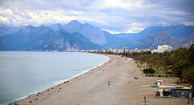 Antalya'da bayram öncesi sahil keyfi