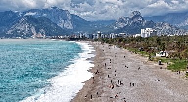 Antalya'da yağış sonrası güneş açtı, sahillerde yoğunluk oluştu