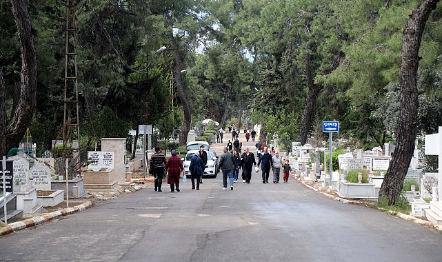 Arife günü mezarlıklara duygusal ziyaret