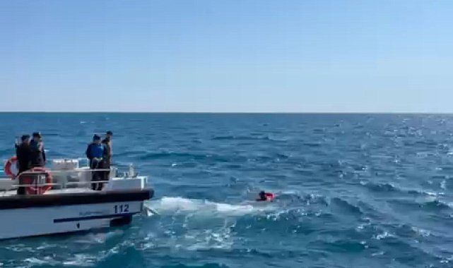 Devrilen sup boarda tutunarak 3 saat bekledi, yardımına deniz polisi yetişti