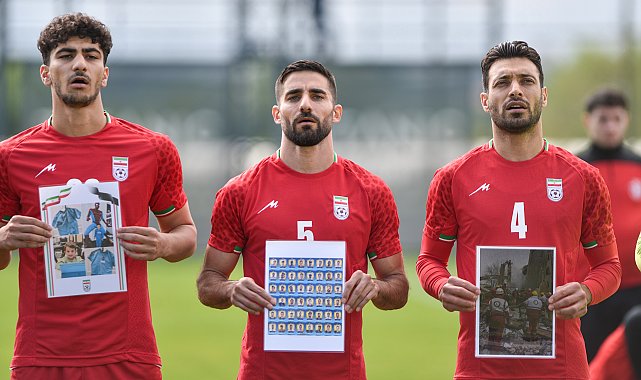 FIFA Başkanı Infantıno'nun izlediği maçta, İran Milli Takımı sahaya öldürülen çocukların fotoğraflarıyla çıktı
