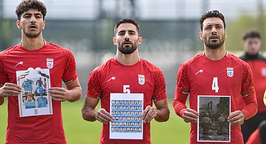 FIFA Başkanı Infantıno'nun izlediği maçta, İran Milli Takımı sahaya öldürülen çocukların fotoğraflarıyla çıktı
