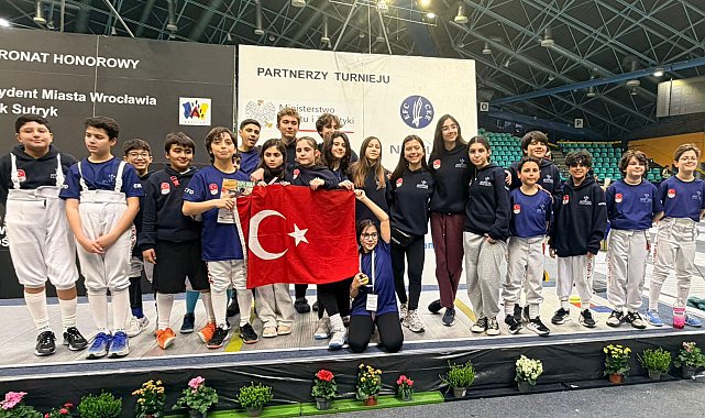Genç eskrimciler Avrupa'da podyumda