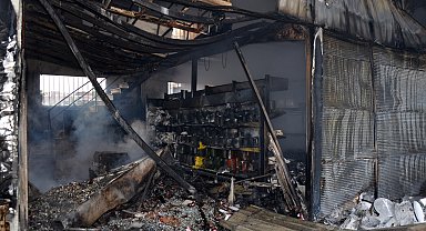 İnşaat malzemesi deposu yandı