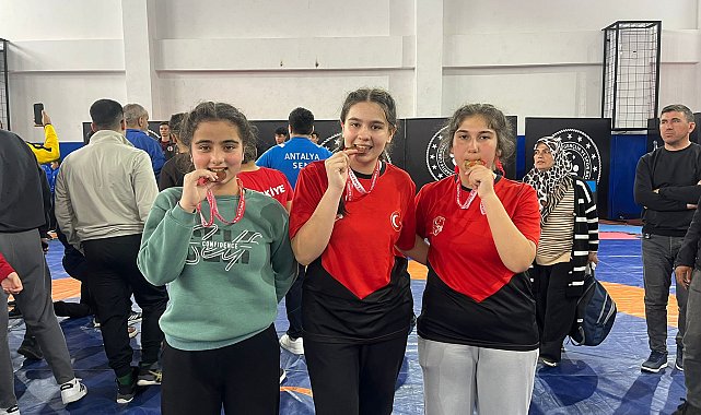 Kadınlardan güreşte 3 madalya