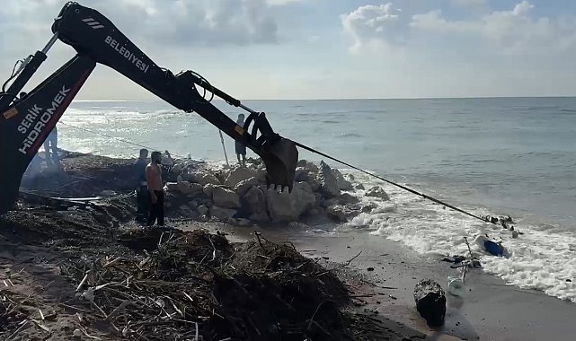 Kayalıklara çarpan tekne parçalandı