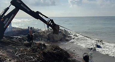 Kayalıklara çarpan tekne parçalandı