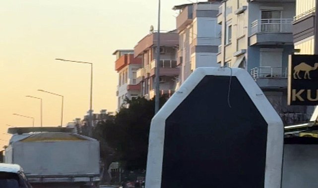 Motosiklet üzerinde şişme botla tehlikeli yolculuk