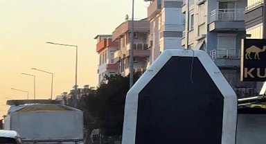 Motosiklet üzerinde şişme botla tehlikeli yolculuk