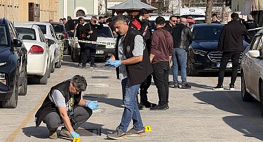 Otomobiline binerken silahlı saldırıya uğradı; olay kamerada