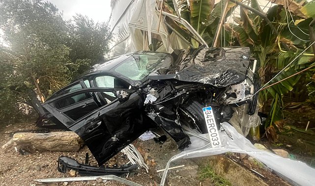 Otomobiliyle muz serasına girdi: 4 yaralı