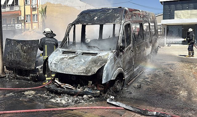 Park halindeki otomobil ve midibüs alev alev yandı