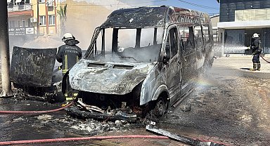 Park halindeki otomobil ve midibüs alev alev yandı