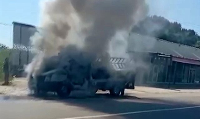 Seyir halindeki kamyonet yandı