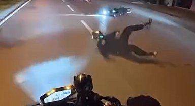 Sürücülerinin tek teker üzerinde kullandığı 2 motosiklet kaza yaptı: 2 yaralı