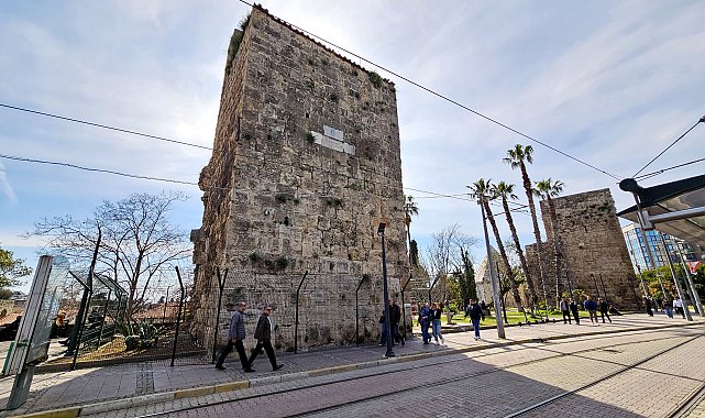 Tramvay tehdidindeki 2 bin yıllık burçlara tel örgülü önlem