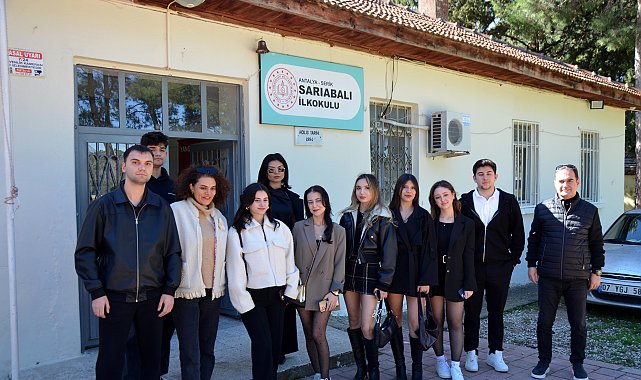 Üniversite öğrencileri ilkokulun kapılarını boyadı, kırık camlarını değiştirdi, kütüphane oluşturdu