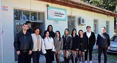 Üniversite öğrencileri ilkokulun kapılarını boyadı, kırık camlarını değiştirdi, kütüphane oluşturdu