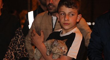 Yangında dairede mahsur kalan kedi 'Duman'ı itfaiye kurtardı