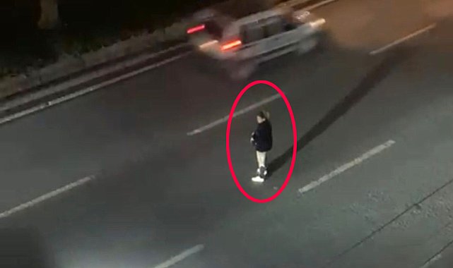 Yol ortasında bekledi, sürücülere zor anlar yaşattı
