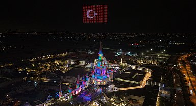1000 dron ile Türk bayrağı oluşturuldu