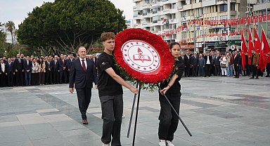 23 Nisan kutlamaları Antalya'da çelenk töreniyle başladı