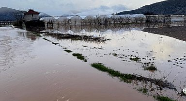 Antalya'da sağanak; dereler taştı, tarım alanlarını su altında kaldı
