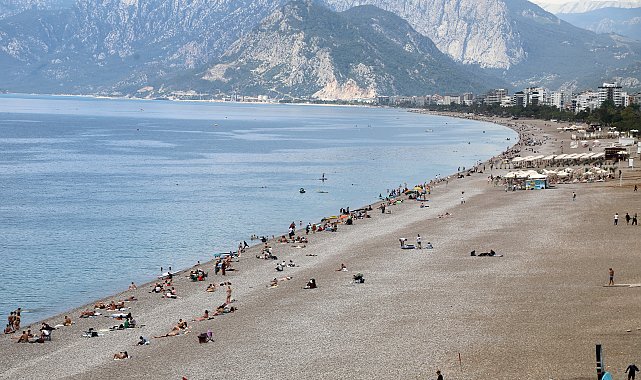 Antalya'da sıcak havayı fırsat bilenler sahile akın etti