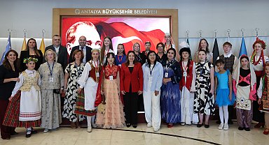 Başkan Vekili Özdemir, dünya çocuklarını ağırladı