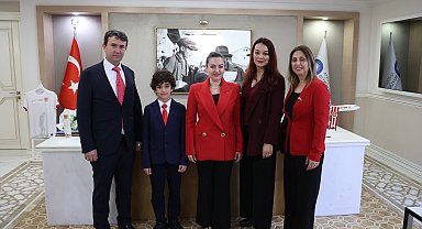 Başkan Vekili Özdemir, koltuğunu çocuk başkana devretti