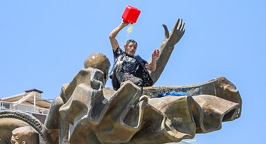 Çıktığı anıtta üzerine benzin döküp dans etti