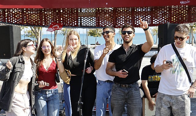 Erasmuslu gençlerden mini konser