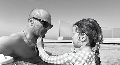 İngiliz oyuncu Jason Statham'dan sonsuzluk havuzunda poz