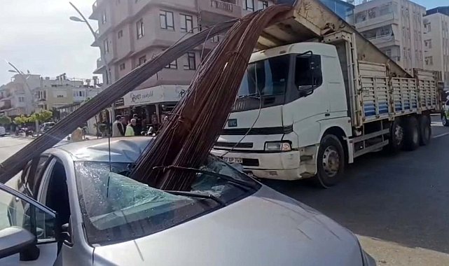 Kamyonun kasasından düşen inşaat demirleri, otomobilin tavanını deldi