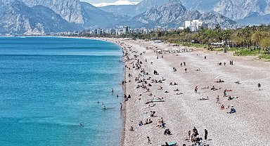 Konyaaltı Sahili'nde yoğunluk