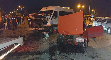 Minibüsle otomobil çarpıştı: 4 yaralı