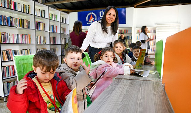 Minik okurlar kütüphanede