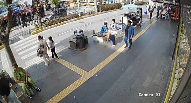 Motosiklet yaya geçidinde anne ve kızına çarptı