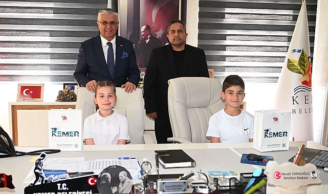 Öğrenciler başkanlık koltuğuna oturdu