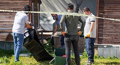 Parktaki LED ekranın ayağında erkek cesedi bulundu