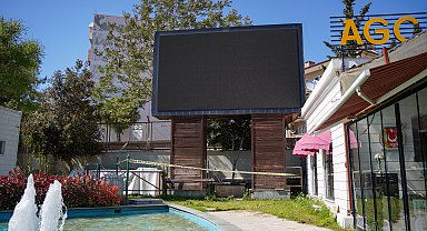 Parktaki LED ekranın ayağında erkek cesedi bulundu