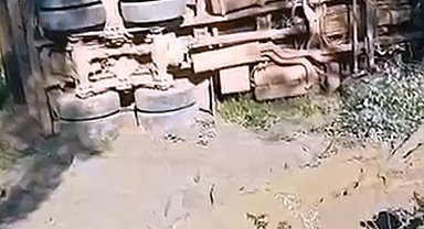 Şarampole devrilen kamyonun şoförü öldü