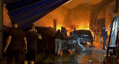 Tamirhanede yangın; 5 araç yandı