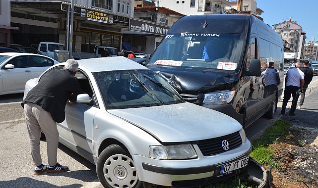 Tur minibüsüyle otomobil çarpıştı: 2 yaralı